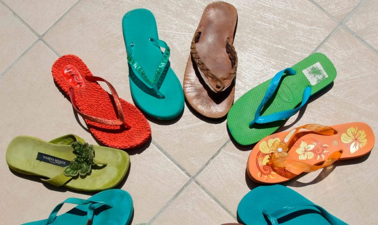Es malo caminar con chanclas